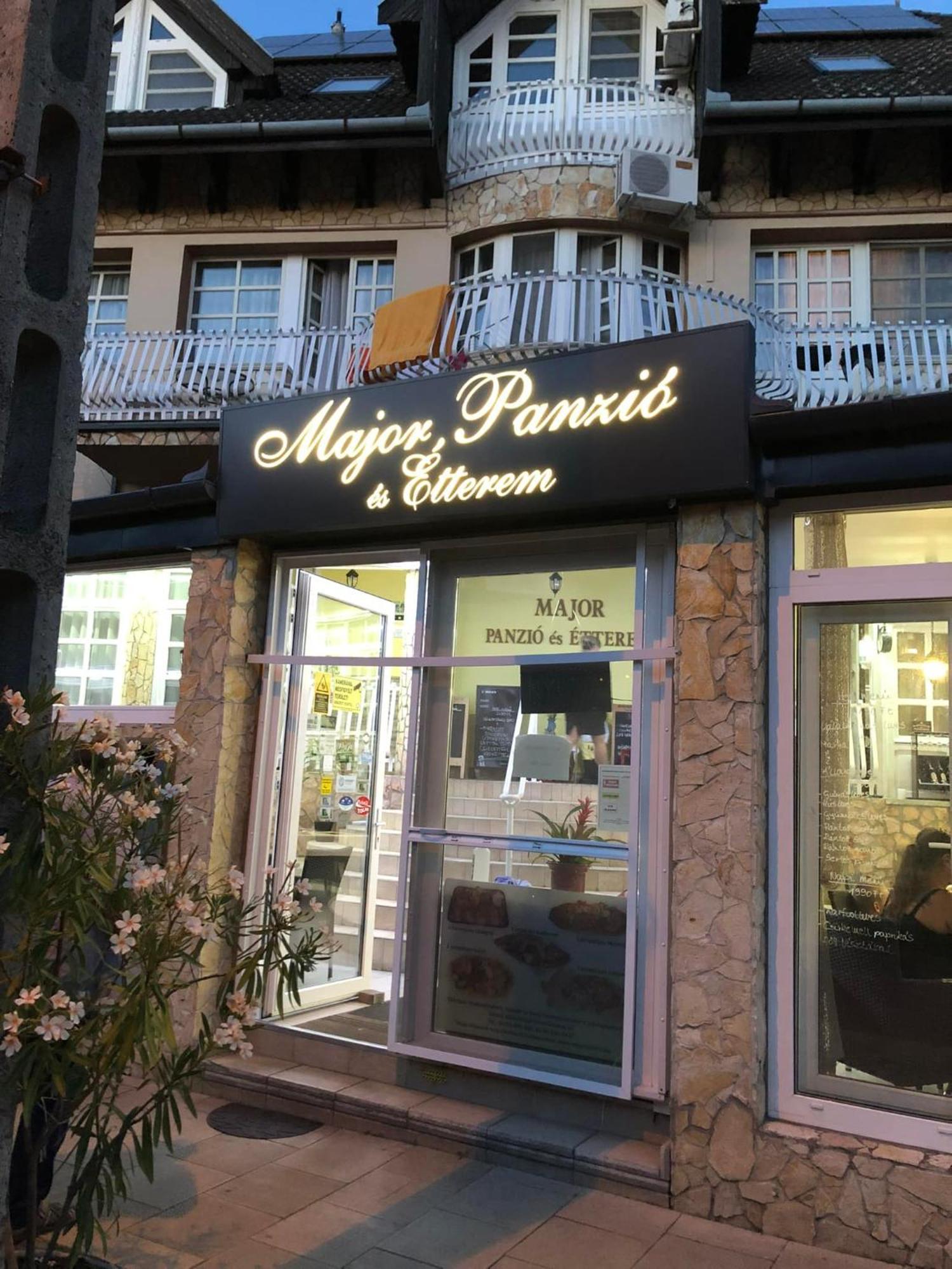 Major Panzió és étterem Couette-café 2*